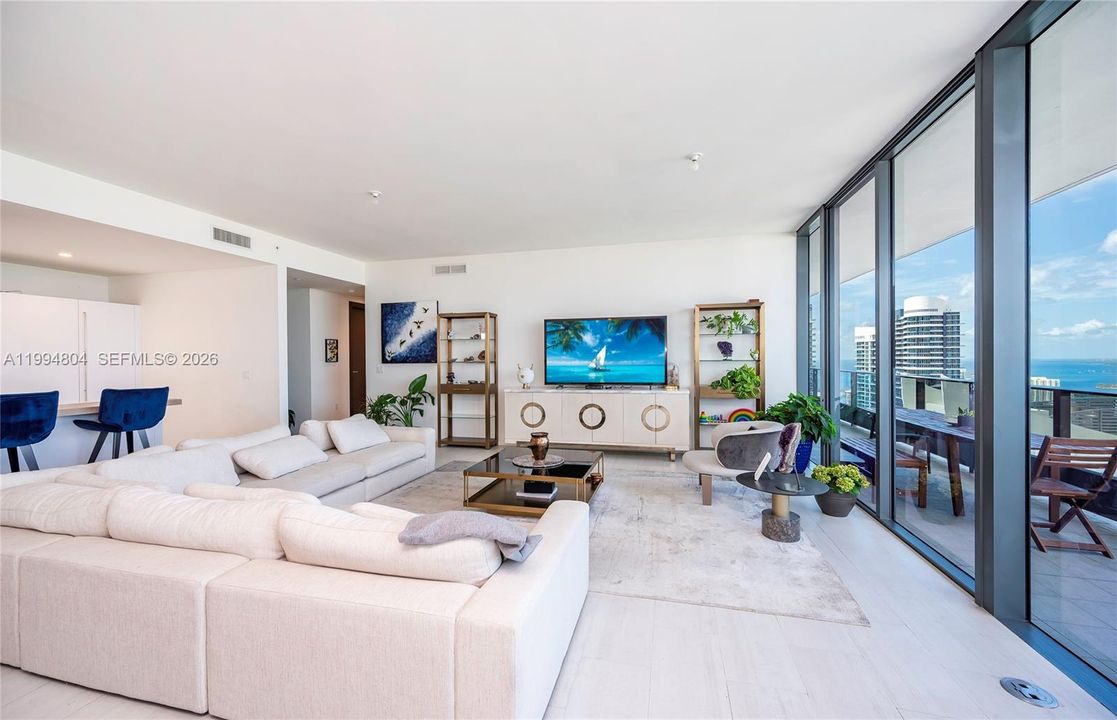 Activo con contrato: $18,000 (4 camas, 4 baños, 2592 Pies cuadrados)