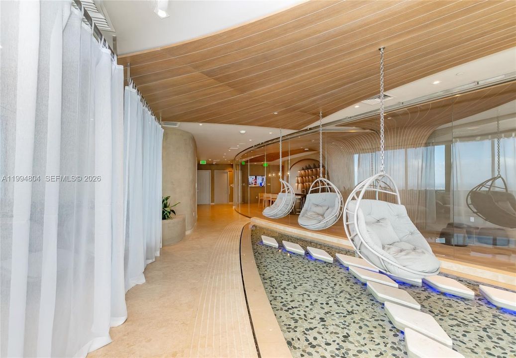 Activo con contrato: $18,000 (4 camas, 4 baños, 2592 Pies cuadrados)