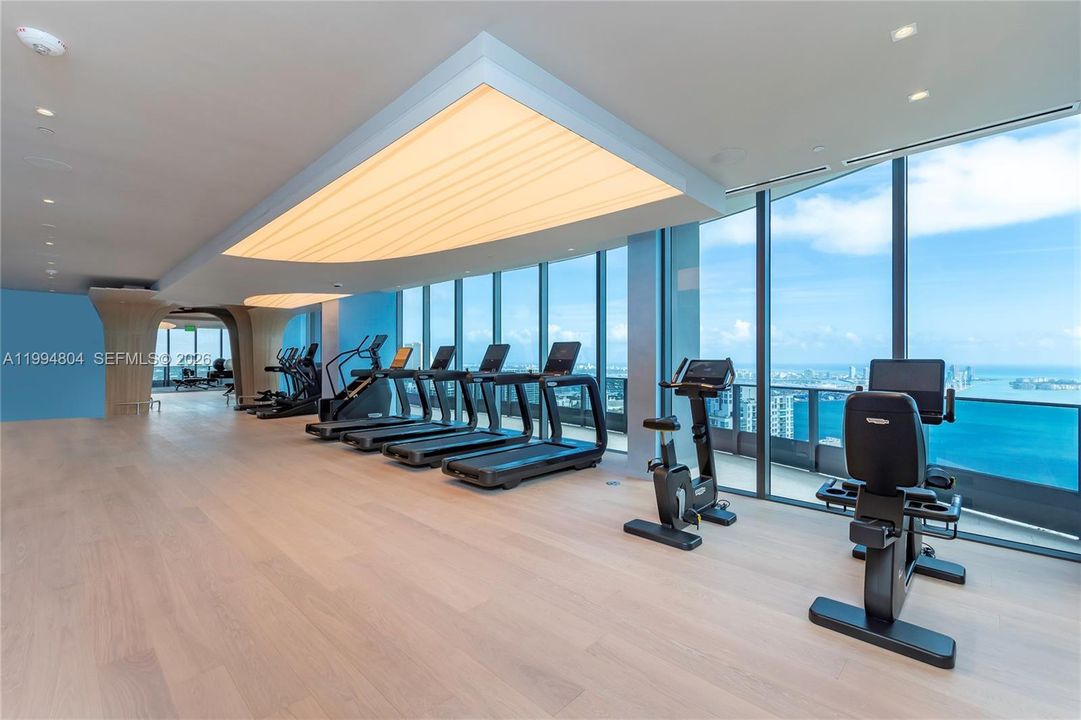 Activo con contrato: $18,000 (4 camas, 4 baños, 2592 Pies cuadrados)