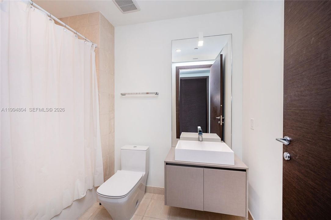Activo con contrato: $18,000 (4 camas, 4 baños, 2592 Pies cuadrados)