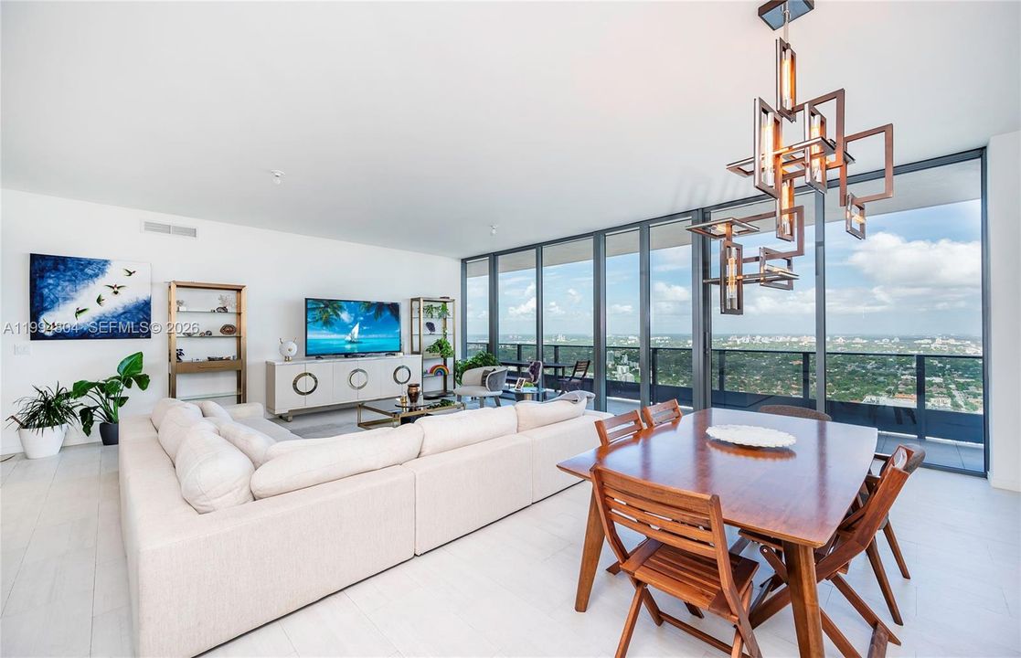 Activo con contrato: $18,000 (4 camas, 4 baños, 2592 Pies cuadrados)