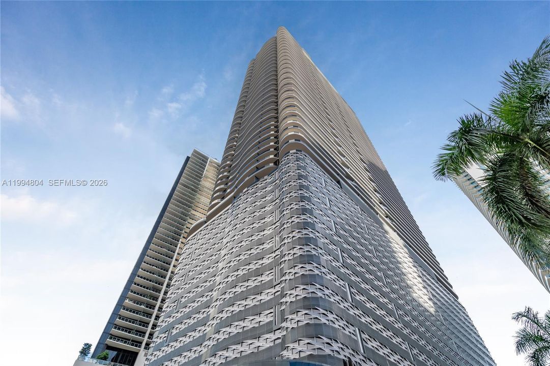 Activo con contrato: $18,000 (4 camas, 4 baños, 2592 Pies cuadrados)