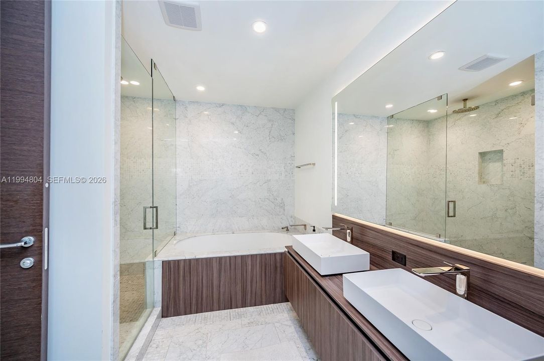 Activo con contrato: $18,000 (4 camas, 4 baños, 2592 Pies cuadrados)