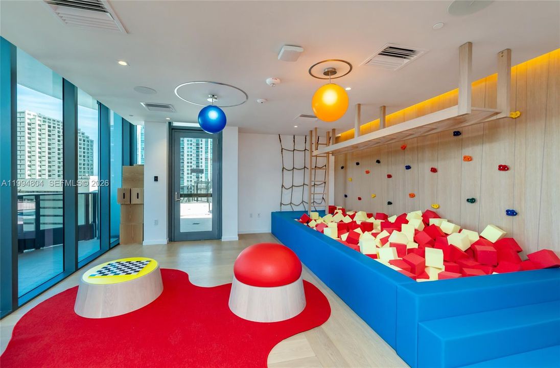 Activo con contrato: $18,000 (4 camas, 4 baños, 2592 Pies cuadrados)