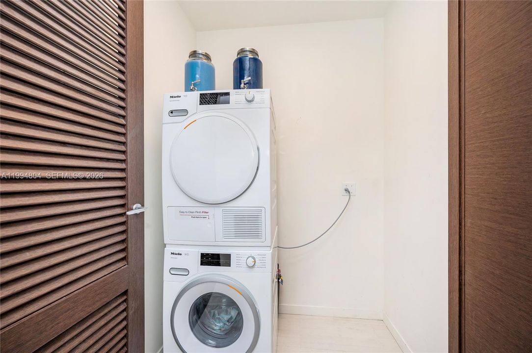 Activo con contrato: $18,000 (4 camas, 4 baños, 2592 Pies cuadrados)
