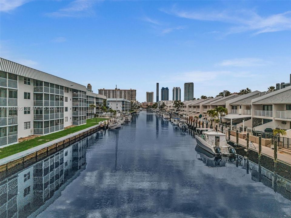 En Venta: $733,000 (3 camas, 2 baños, 1610 Pies cuadrados)