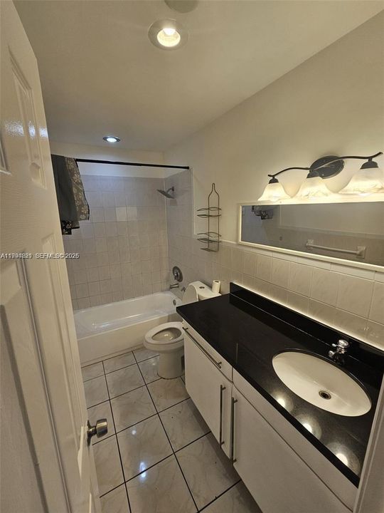 En Venta: $230,000 (2 camas, 2 baños, 890 Pies cuadrados)