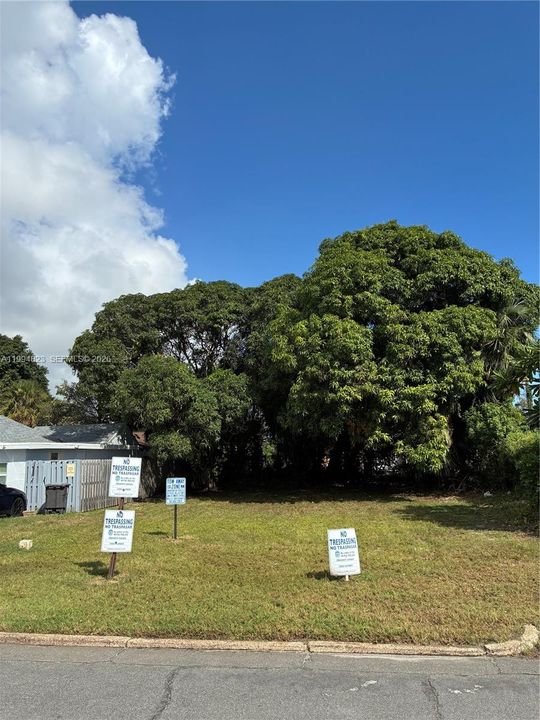 На продажу: $205,900 (0.12 acres)
