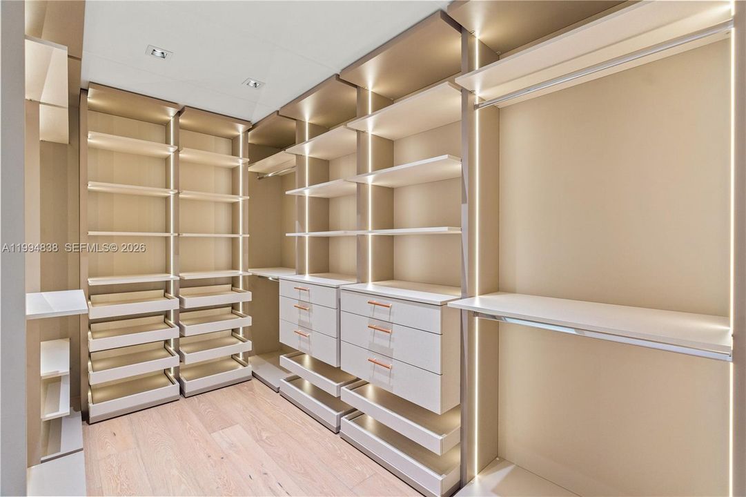 Недавно продано: $3,795,000 (4 спален, 4 ванн, 3168 Квадратных фут)