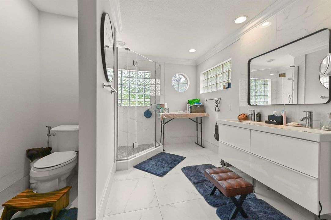 36 Bathroom 04