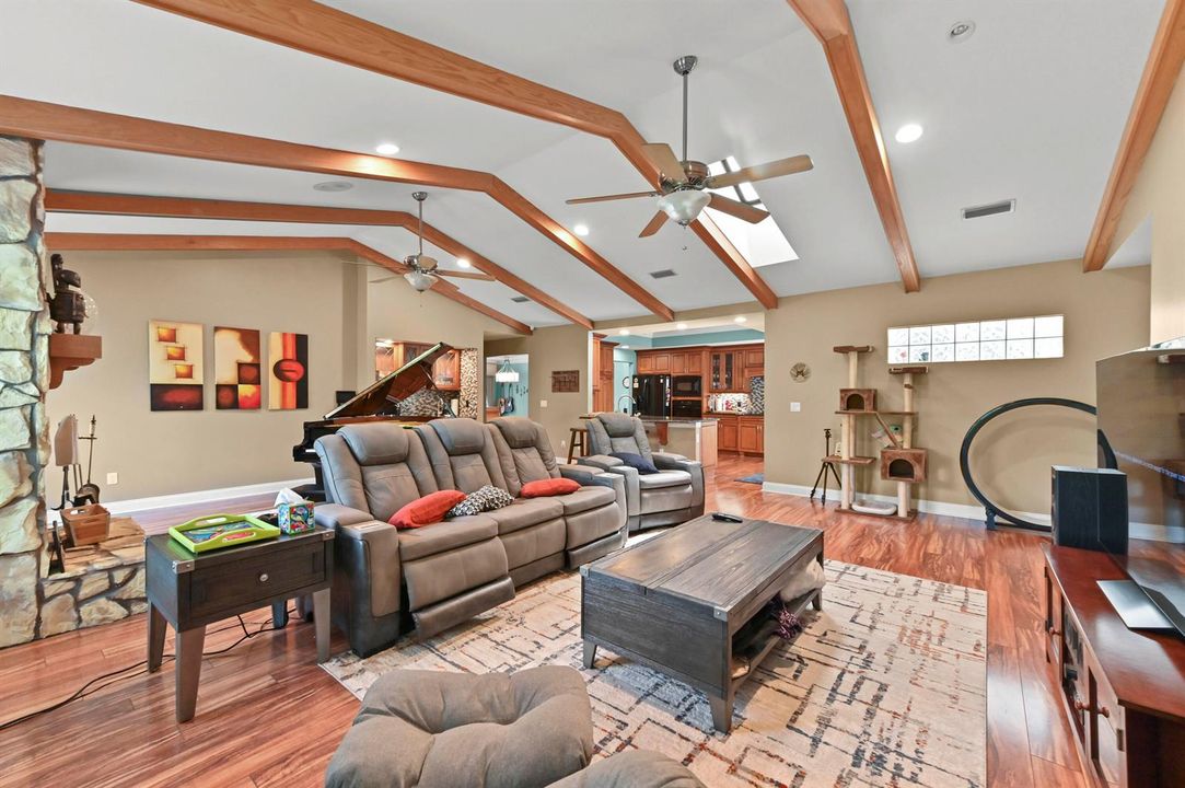 13 Living Room 05
