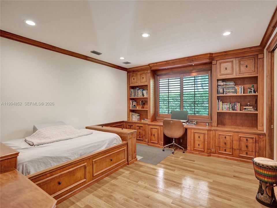 For Sale: $2,899,000 (5 beds, 4 baths, 4763 Square Feet)