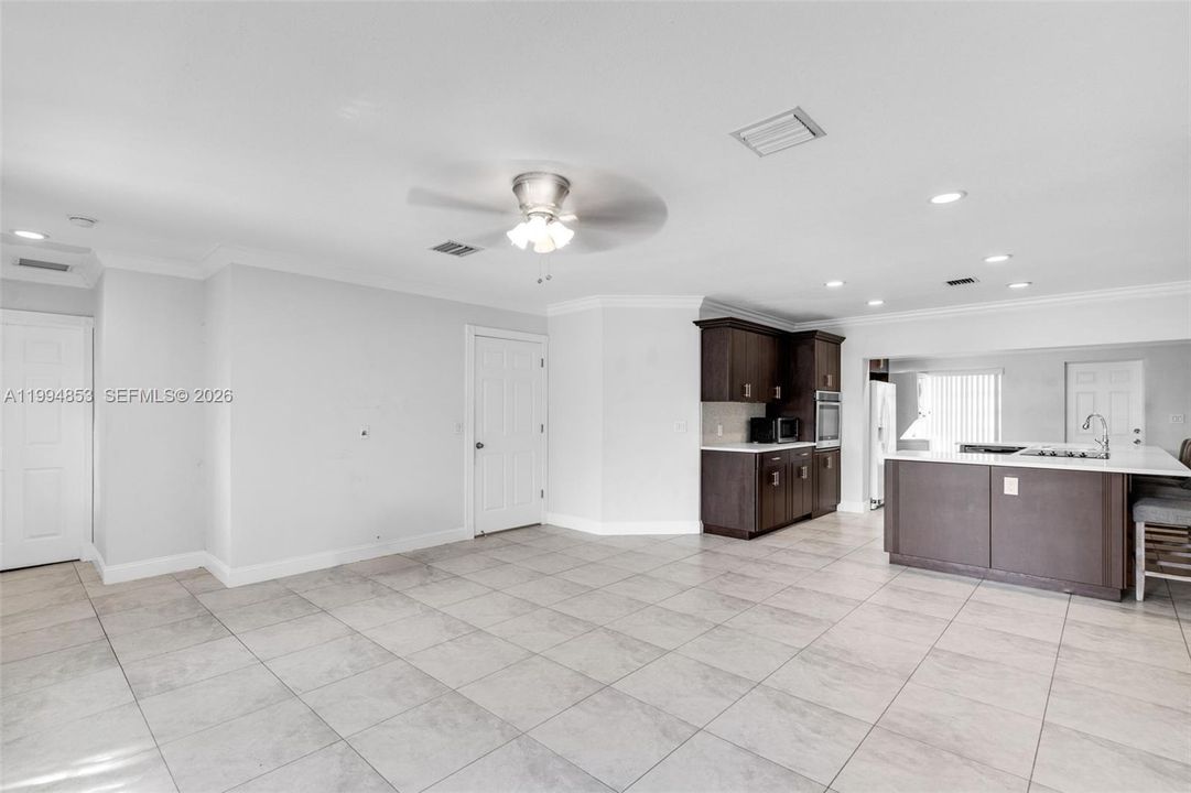 Activo con contrato: $670,000 (4 camas, 3 baños, 1845 Pies cuadrados)