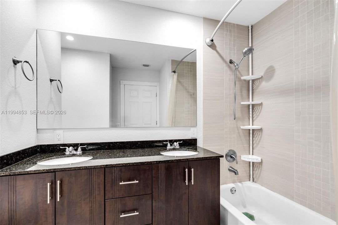 Activo con contrato: $670,000 (4 camas, 3 baños, 1845 Pies cuadrados)
