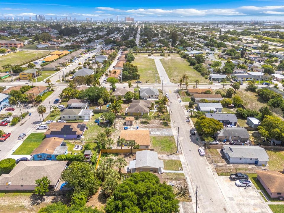 For Sale: $308,000 (2 beds, 1 baths, 725 Square Feet)