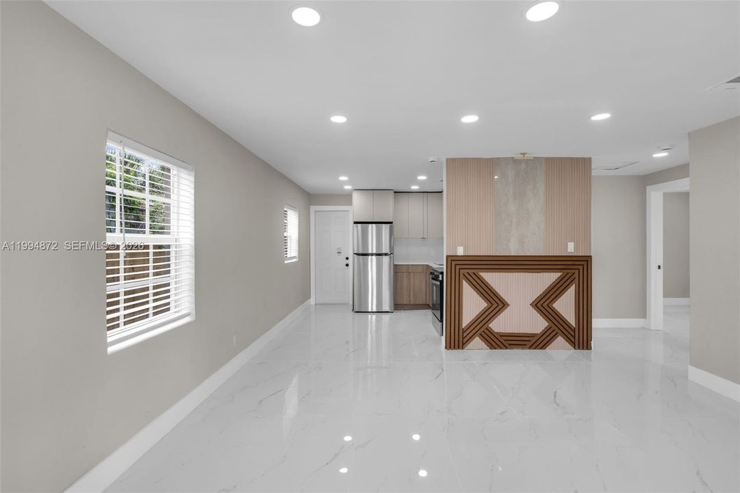 For Sale: $308,000 (2 beds, 1 baths, 725 Square Feet)