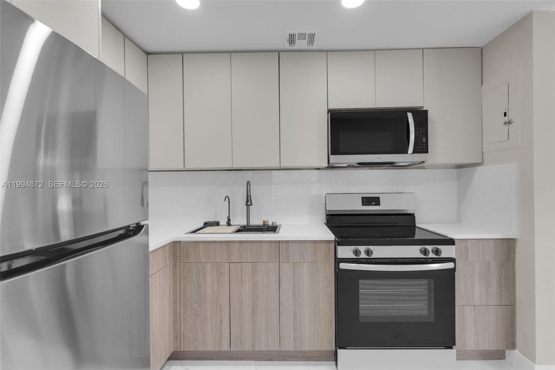 For Sale: $308,000 (2 beds, 1 baths, 725 Square Feet)