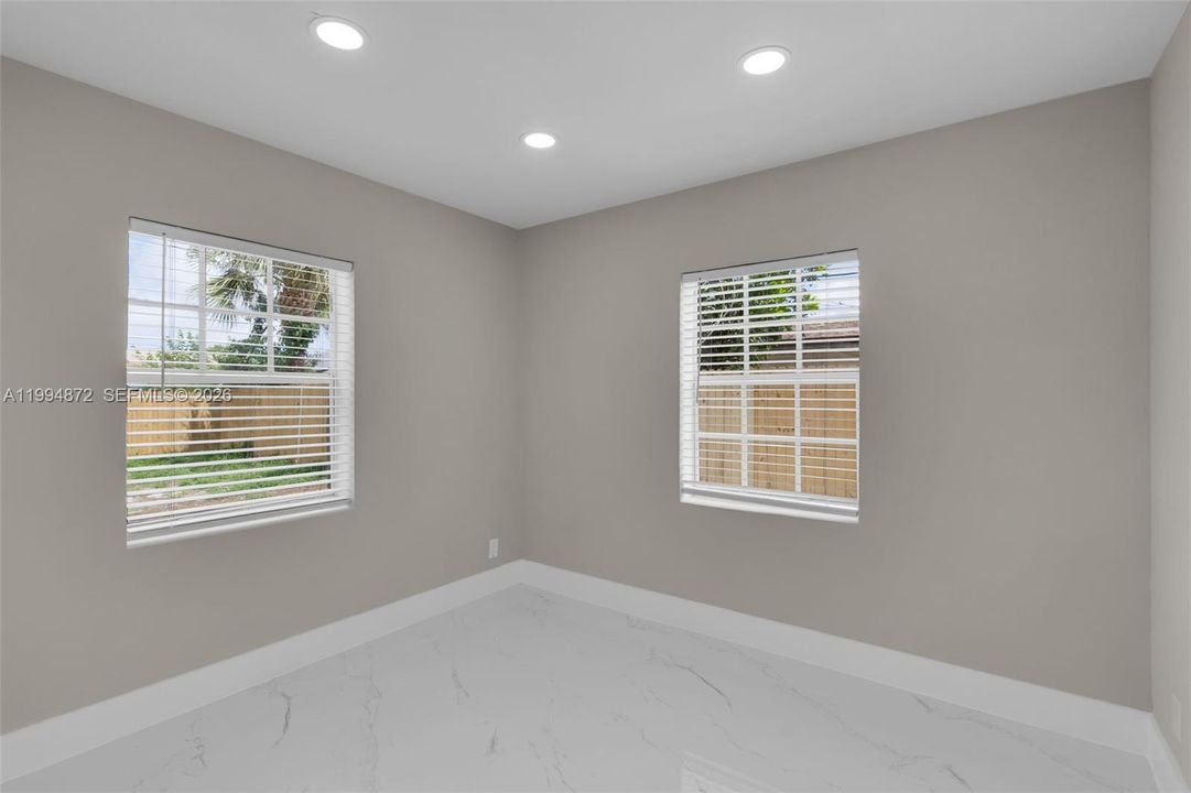 For Sale: $308,000 (2 beds, 1 baths, 725 Square Feet)