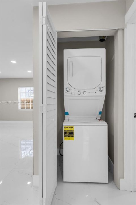 For Sale: $308,000 (2 beds, 1 baths, 725 Square Feet)