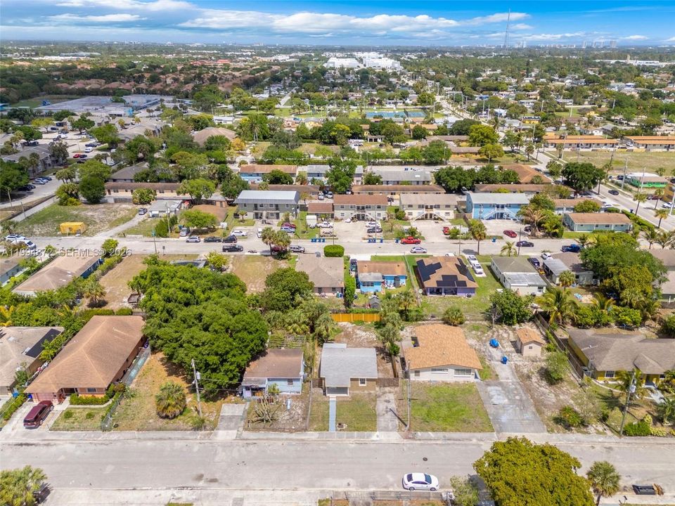 For Sale: $308,000 (2 beds, 1 baths, 725 Square Feet)