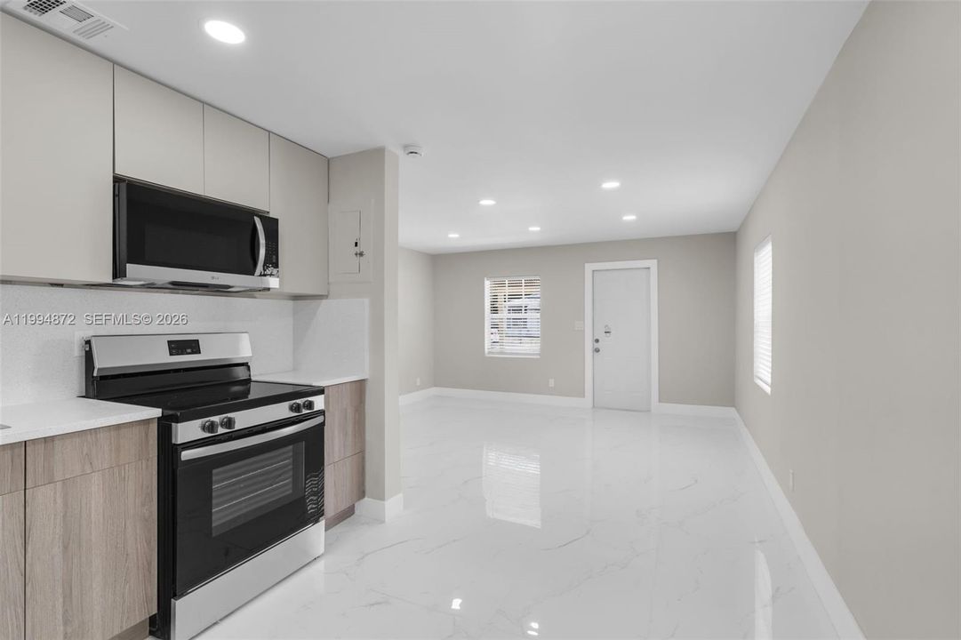 For Sale: $308,000 (2 beds, 1 baths, 725 Square Feet)