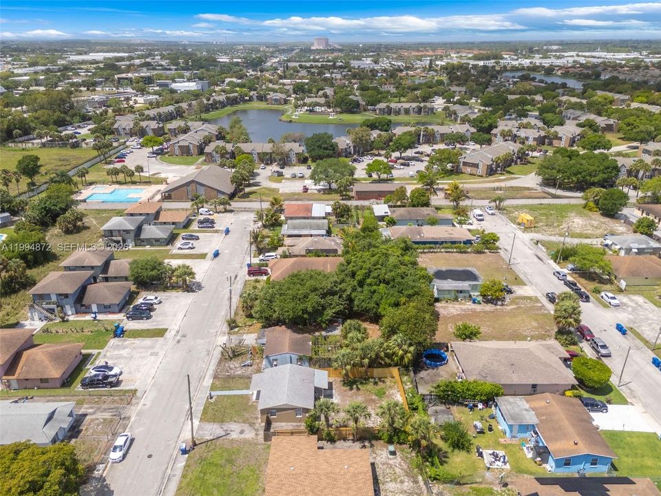For Sale: $308,000 (2 beds, 1 baths, 725 Square Feet)