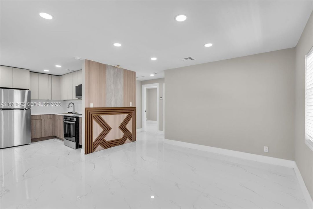 For Sale: $308,000 (2 beds, 1 baths, 725 Square Feet)
