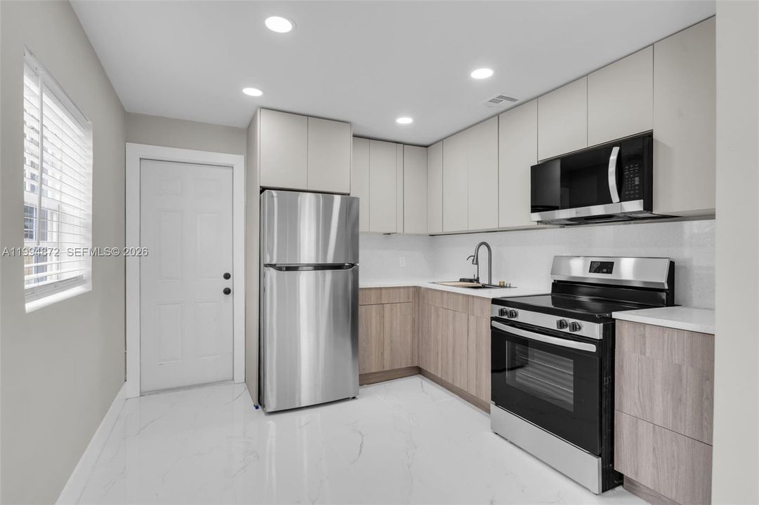 For Sale: $308,000 (2 beds, 1 baths, 725 Square Feet)