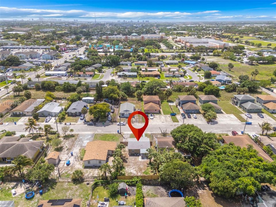 For Sale: $308,000 (2 beds, 1 baths, 725 Square Feet)