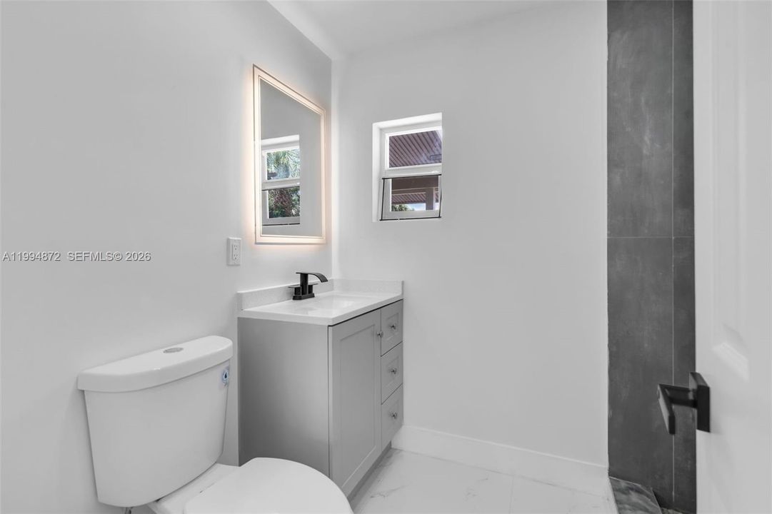 For Sale: $308,000 (2 beds, 1 baths, 725 Square Feet)