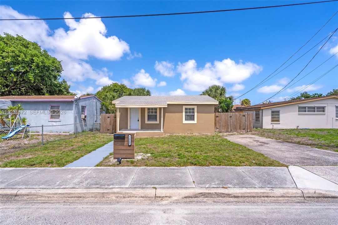For Sale: $308,000 (2 beds, 1 baths, 725 Square Feet)