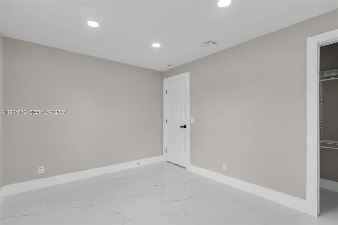 For Sale: $308,000 (2 beds, 1 baths, 725 Square Feet)