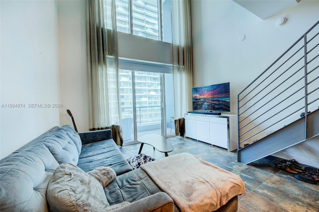 For Rent: $3,000 (1 beds, 1 baths, 781 Square Feet)