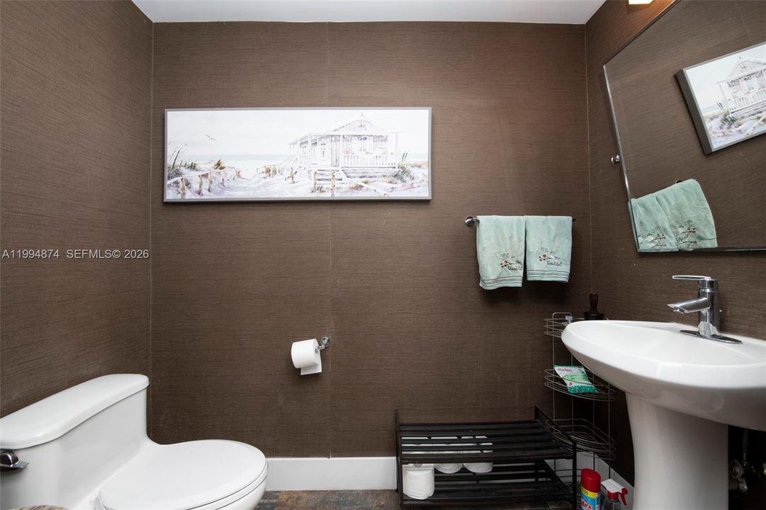 For Rent: $3,000 (1 beds, 1 baths, 781 Square Feet)