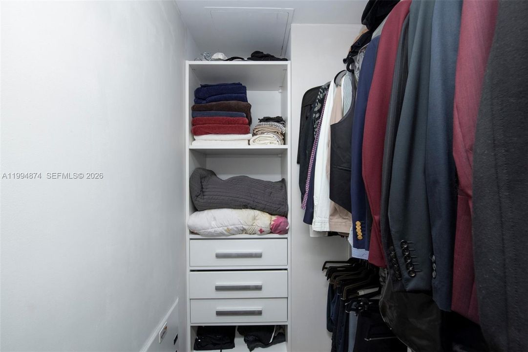 For Rent: $3,000 (1 beds, 1 baths, 781 Square Feet)