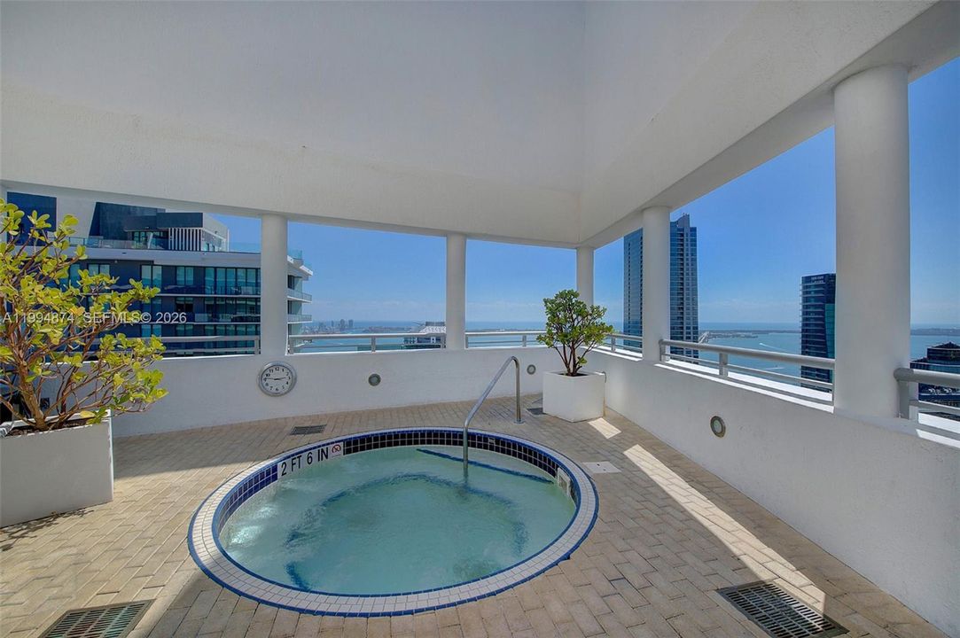 For Rent: $3,000 (1 beds, 1 baths, 781 Square Feet)