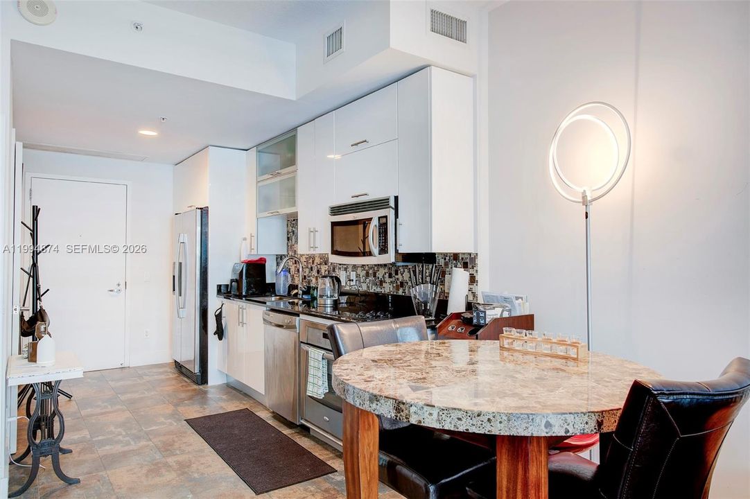 For Rent: $3,000 (1 beds, 1 baths, 781 Square Feet)