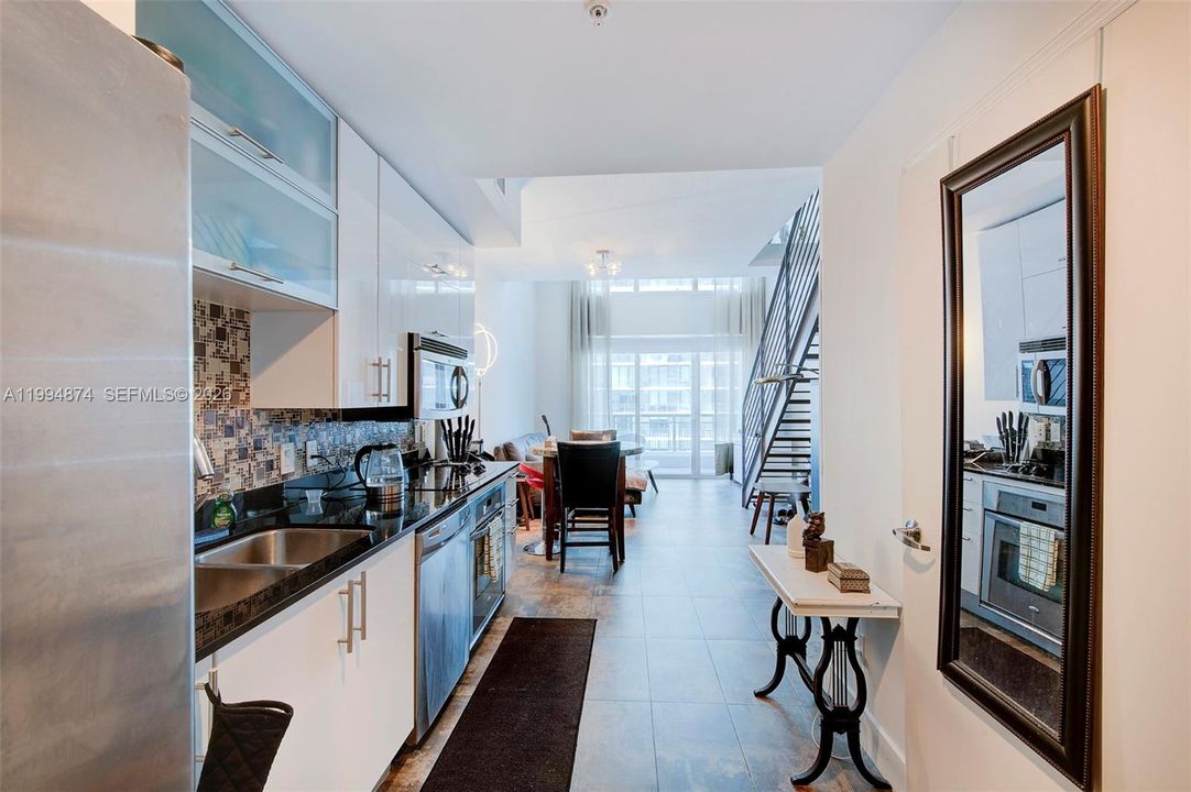 For Rent: $3,000 (1 beds, 1 baths, 781 Square Feet)