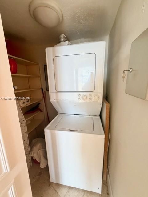 For Rent: $3,800 (1 beds, 1 baths, 1001 Square Feet)