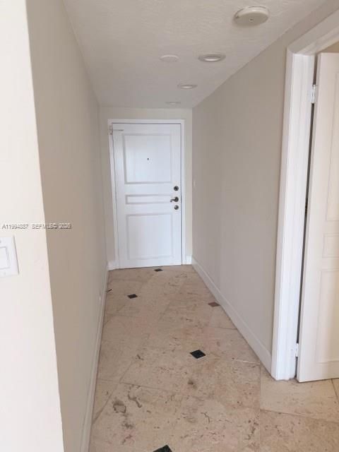 For Rent: $3,800 (1 beds, 1 baths, 1001 Square Feet)