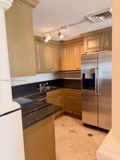 For Rent: $3,800 (1 beds, 1 baths, 1001 Square Feet)