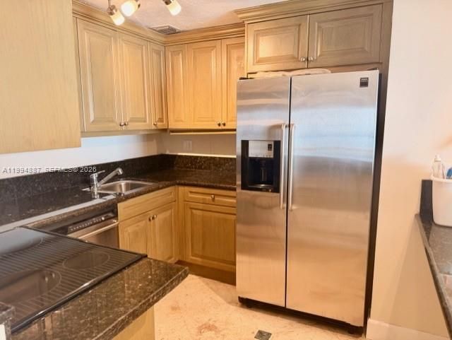 For Rent: $3,800 (1 beds, 1 baths, 1001 Square Feet)