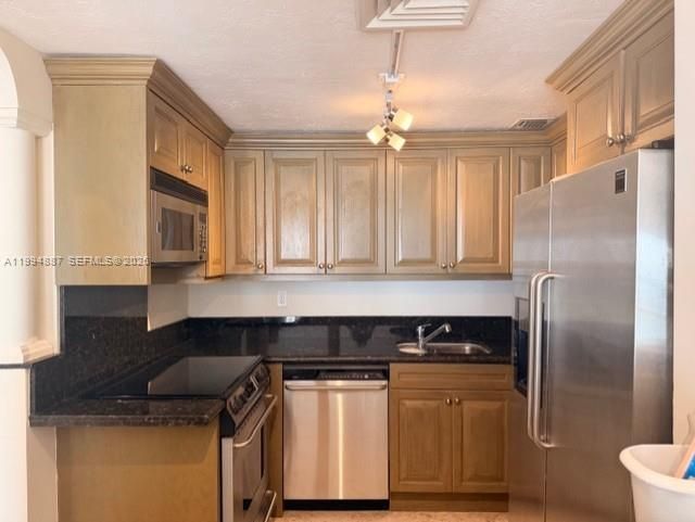 For Rent: $3,800 (1 beds, 1 baths, 1001 Square Feet)