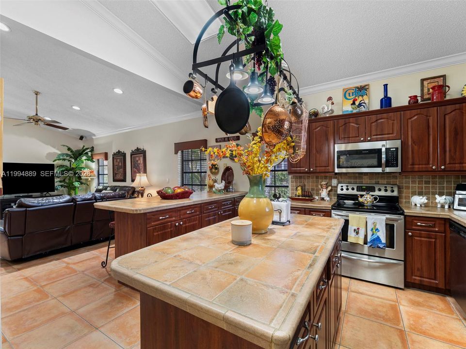 Active With Contract: $895,900 (3 beds, 3 baths, 1948 Square Feet)