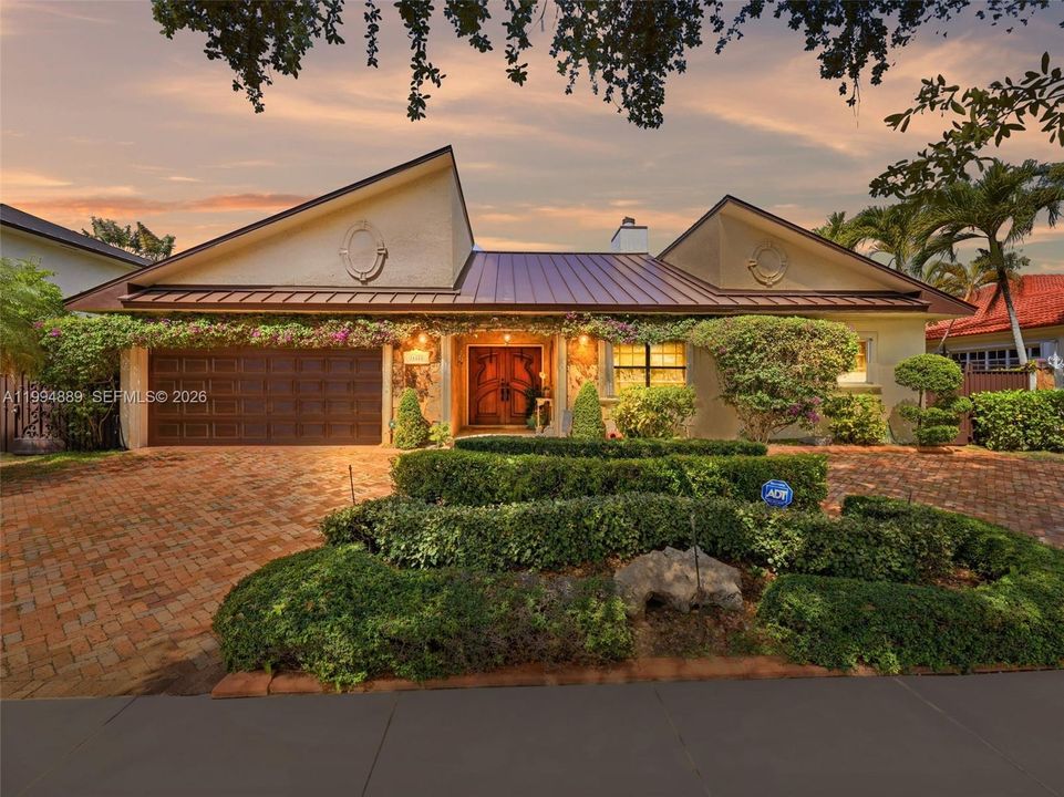 Active With Contract: $895,900 (3 beds, 3 baths, 1948 Square Feet)