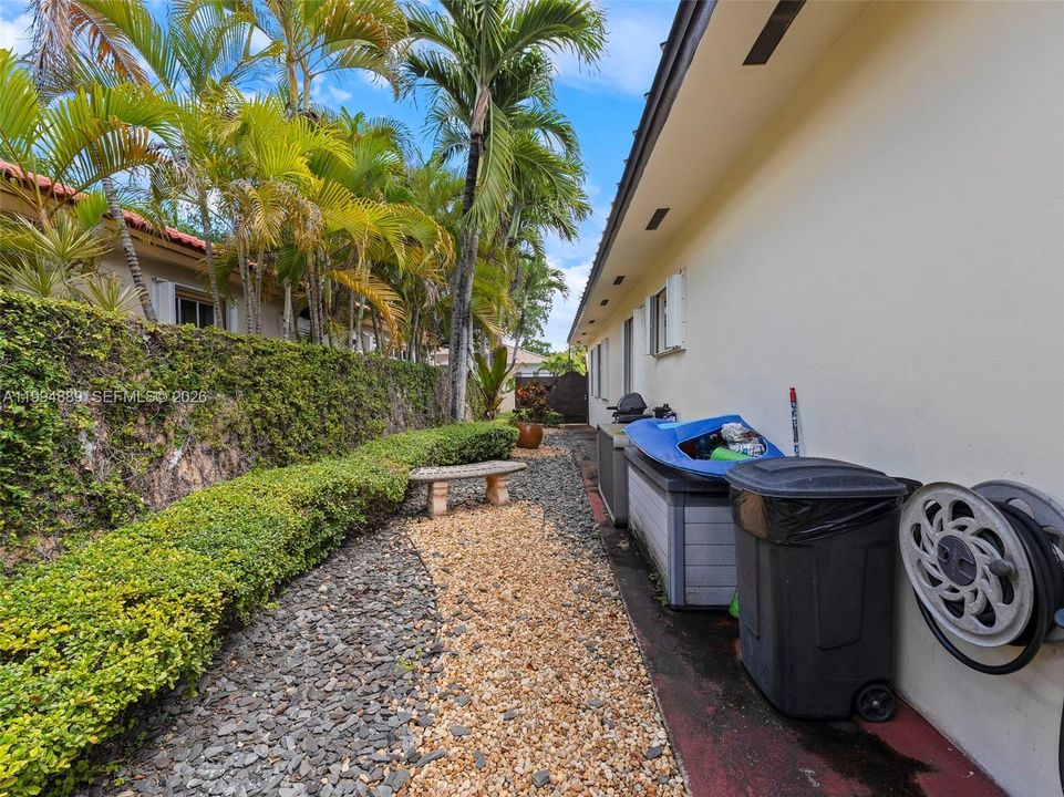 Active With Contract: $895,900 (3 beds, 3 baths, 1948 Square Feet)