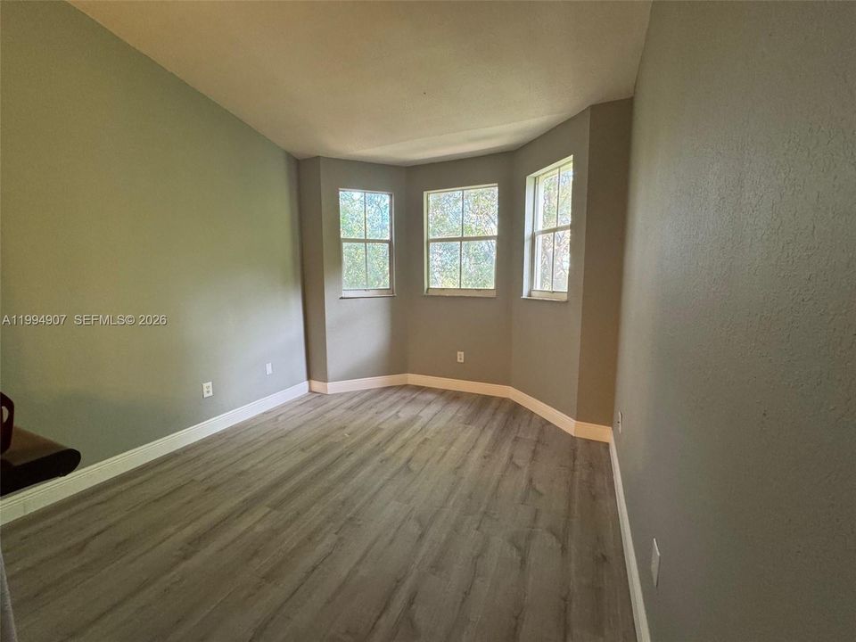 Active With Contract: $188,000 (2 beds, 2 baths, 930 Square Feet)