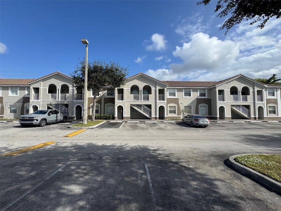 Active With Contract: $188,000 (2 beds, 2 baths, 930 Square Feet)