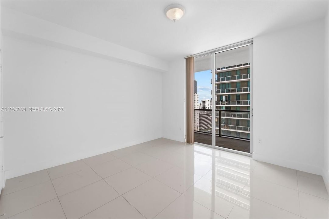 For Rent: $3,000 (1 beds, 1 baths, 707 Square Feet)