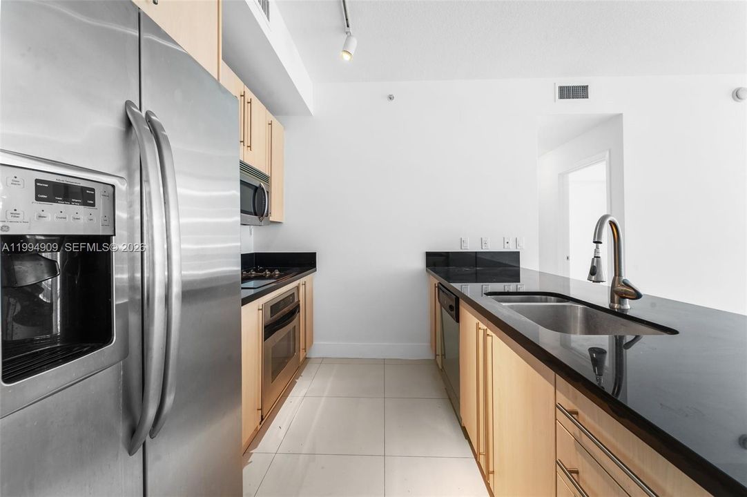 For Rent: $3,000 (1 beds, 1 baths, 707 Square Feet)